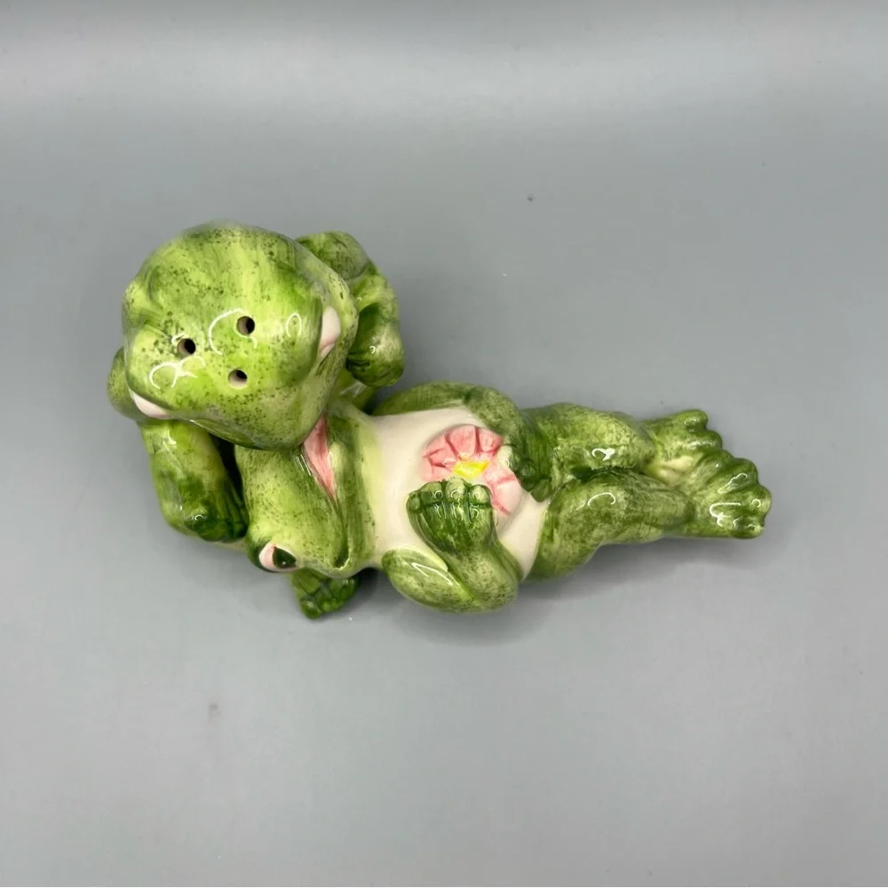Go Together Ceramic Lounging In Love Frogs Salt And Pepper Shakers China - Picture 4 of 7